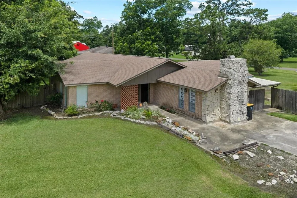 1404 S Main Street Anahuac, TX 77514