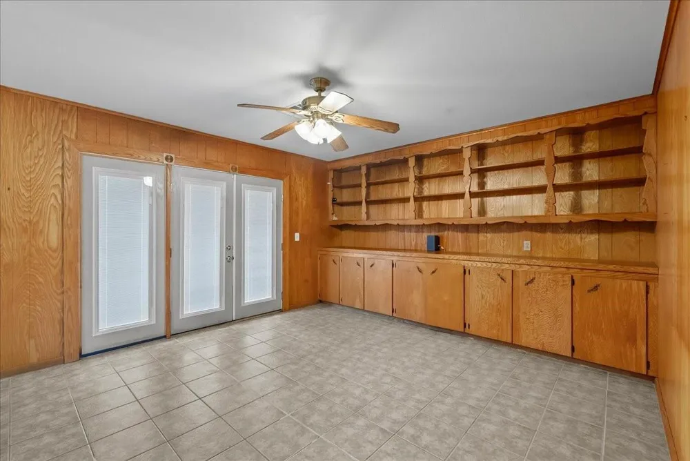1404 S Main Street Anahuac, TX 77514