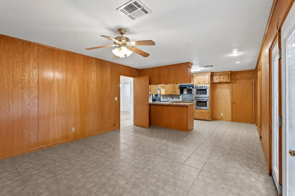 1404 S Main Street Anahuac, TX 77514