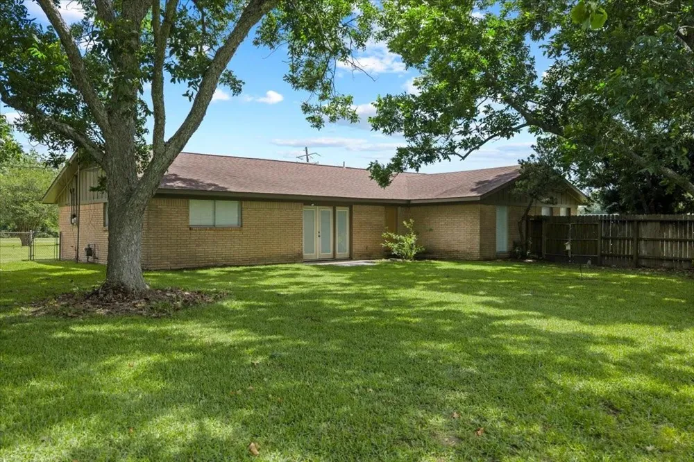 1404 S Main Street Anahuac, TX 77514