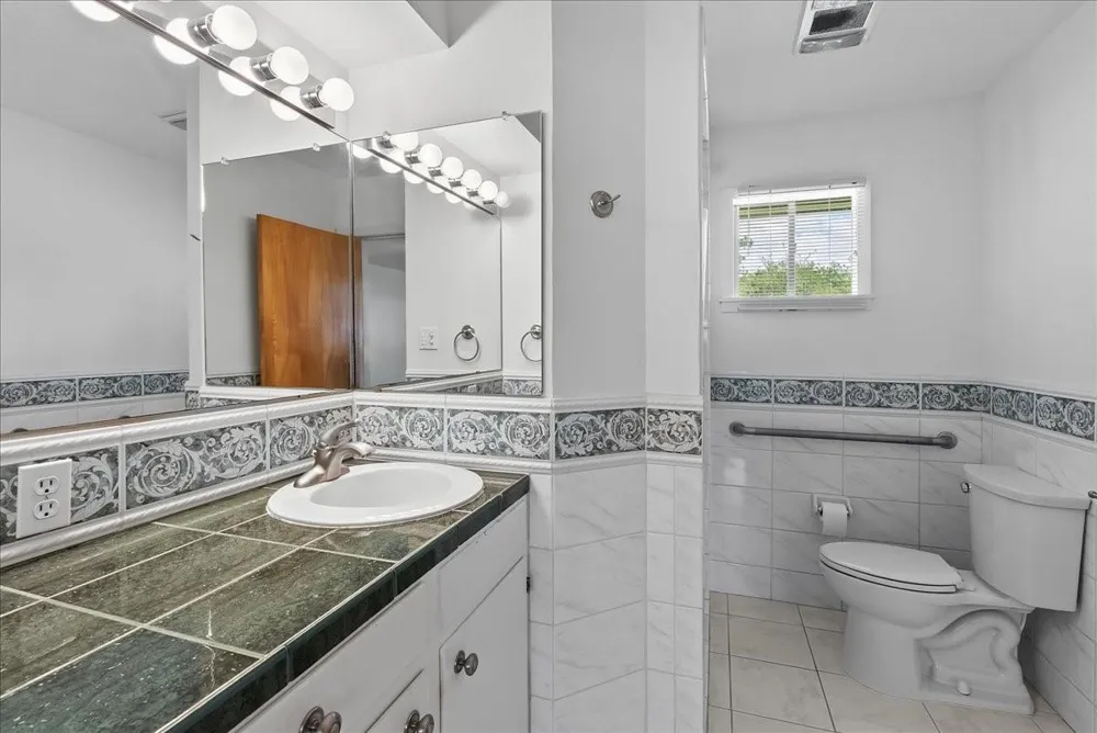 1404 S Main Street Anahuac, TX 77514