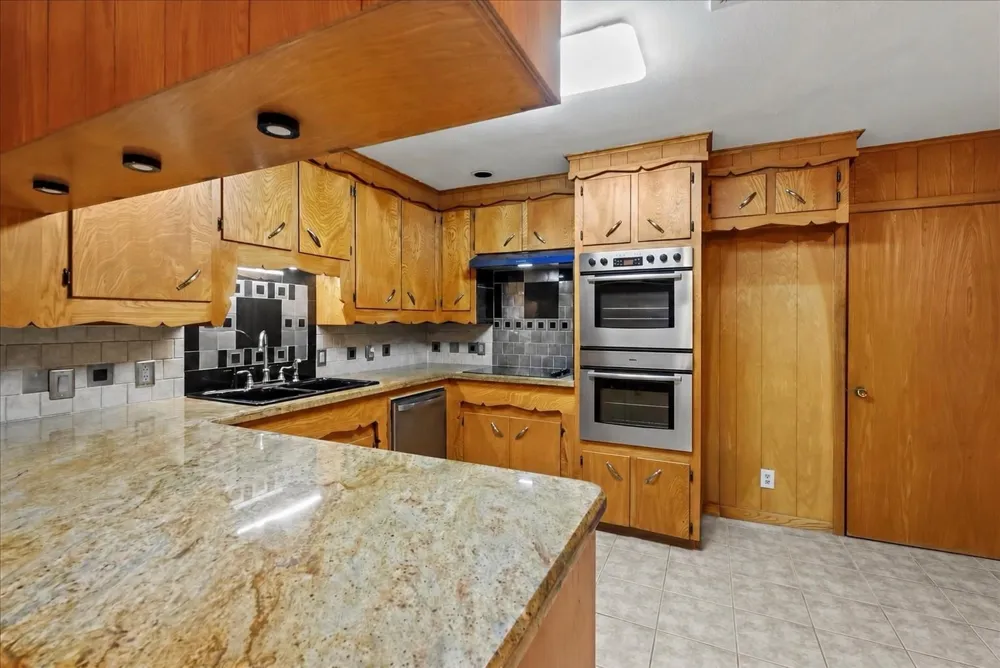 1404 S Main Street Anahuac, TX 77514