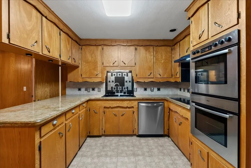 1404 S Main Street Anahuac, TX 77514