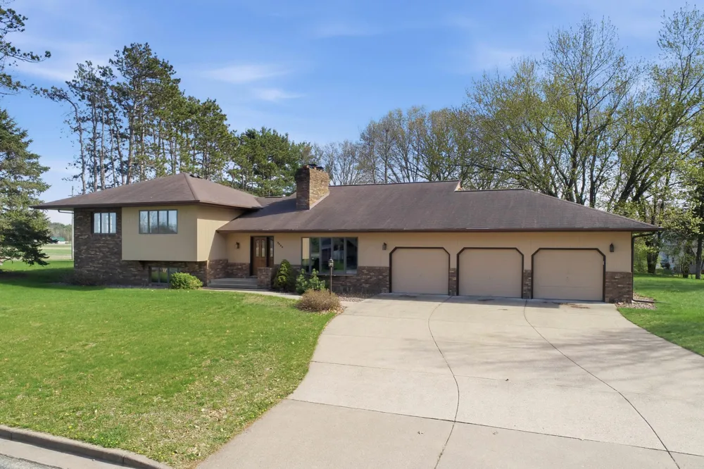 2932 Plum Tree Circle Menomonie, WI 54751