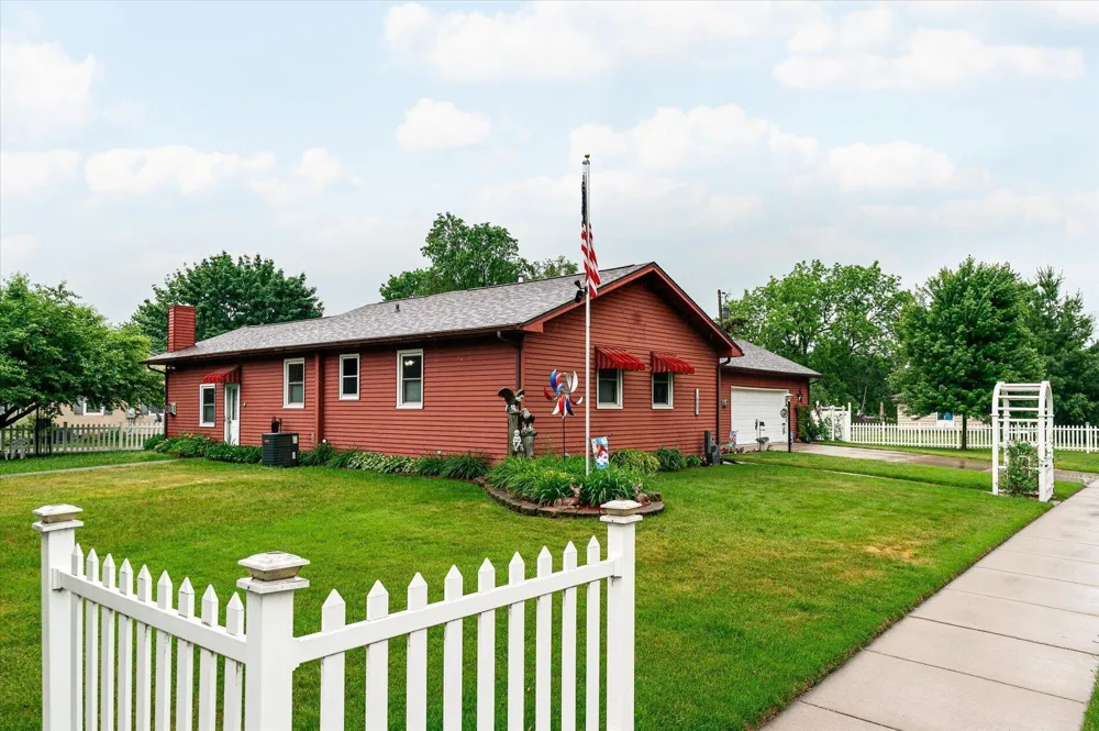 1003 S Elm Street La Crescent, MN 55947