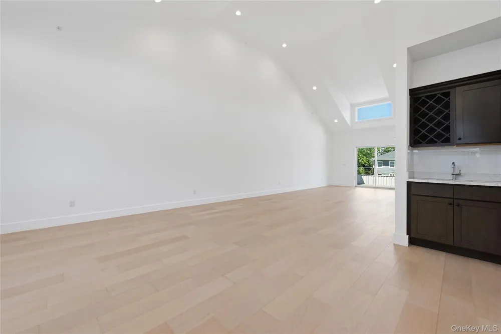 19 Montauk Highway #9 Westhampton, NY 11977