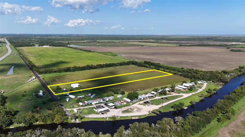 11705 Landrum Road Santa Fe, TX 77510