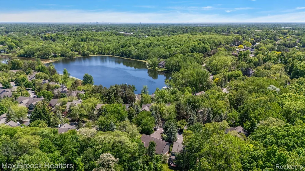 4872 Cliffside Drive West Bloomfield Charter Township, MI 48323