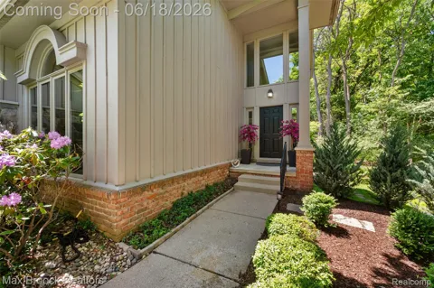 4872 Cliffside Drive