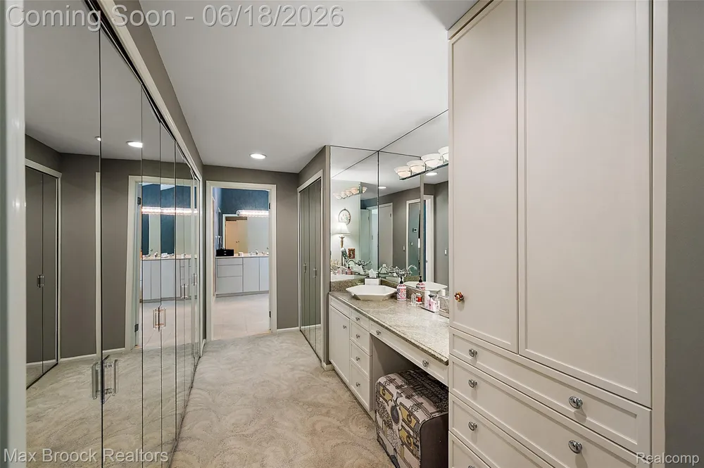 4872 Cliffside Drive West Bloomfield Charter Township, MI 48323