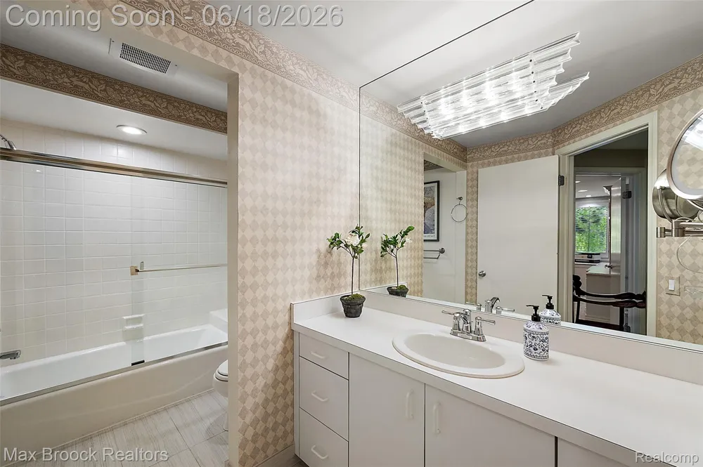 4872 Cliffside Drive West Bloomfield Charter Township, MI 48323