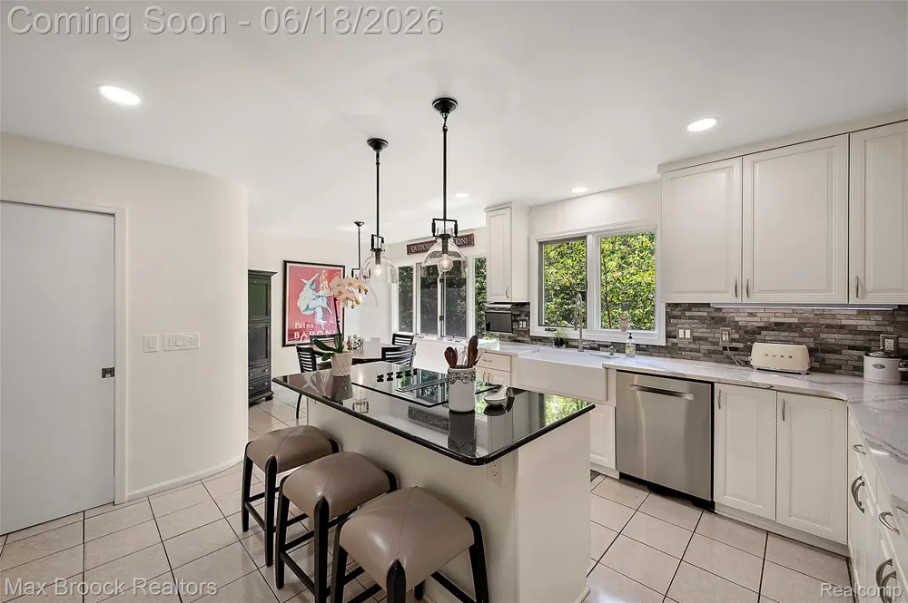 4872 Cliffside Drive West Bloomfield Charter Township, MI 48323