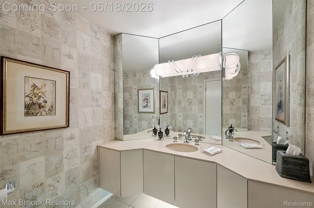 4872 Cliffside Drive West Bloomfield Charter Township, MI 48323
