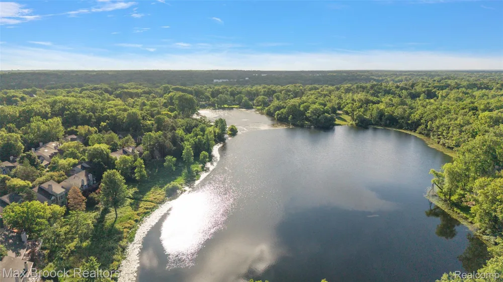 4872 Cliffside Drive West Bloomfield Charter Township, MI 48323