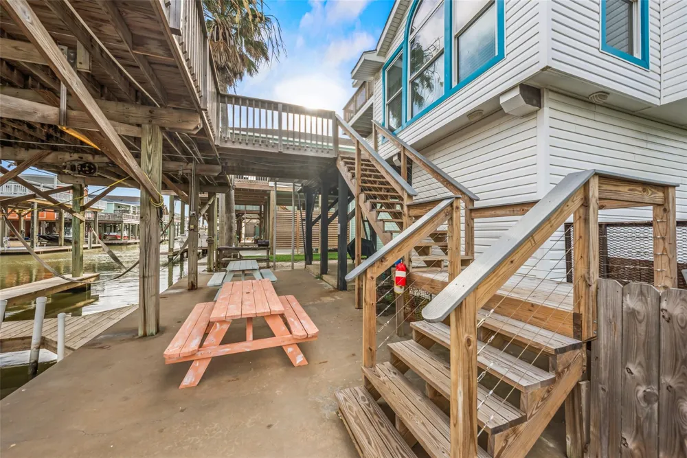 313 Schooner Drive Freeport, TX 77541