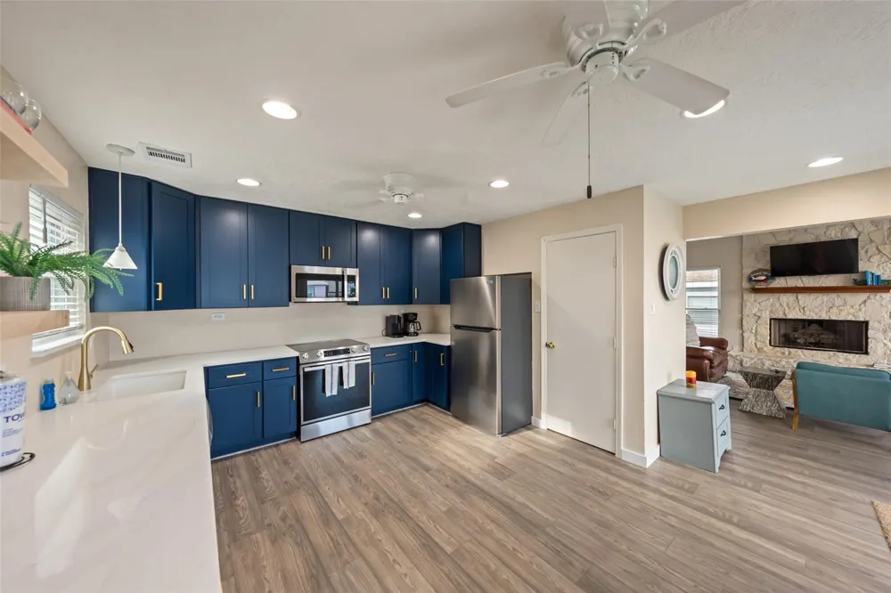 313 Schooner Drive Freeport, TX 77541