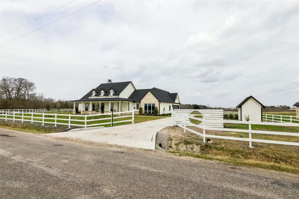 5766 Ward Bend  Rd Sealy, TX 77474