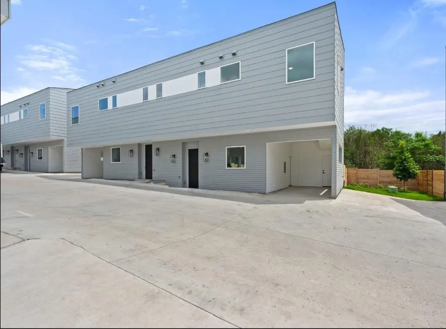 401 North Bluff #8101 Austin, TX 78745
