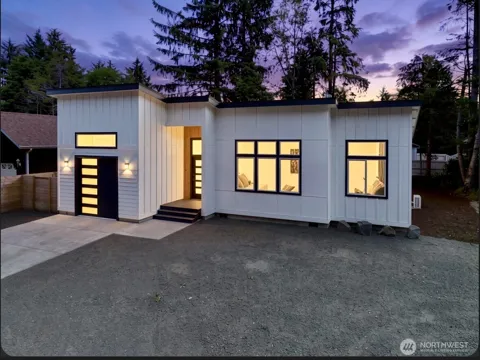 382 Lake View Loop NE