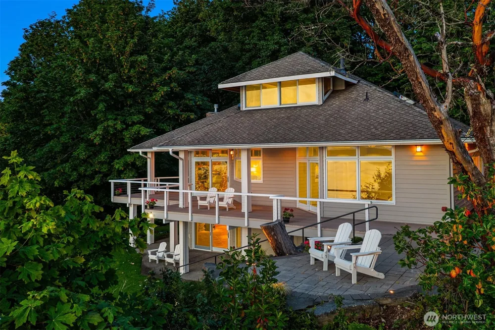 8204 East Side Drive NE Tacoma, WA 98422