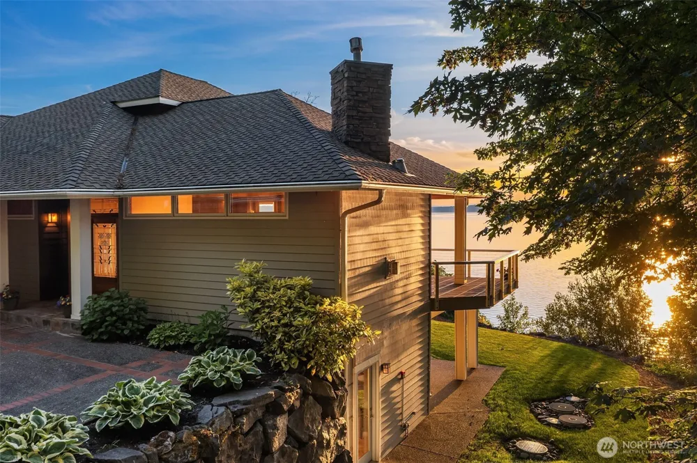8204 East Side Drive NE Tacoma, WA 98422