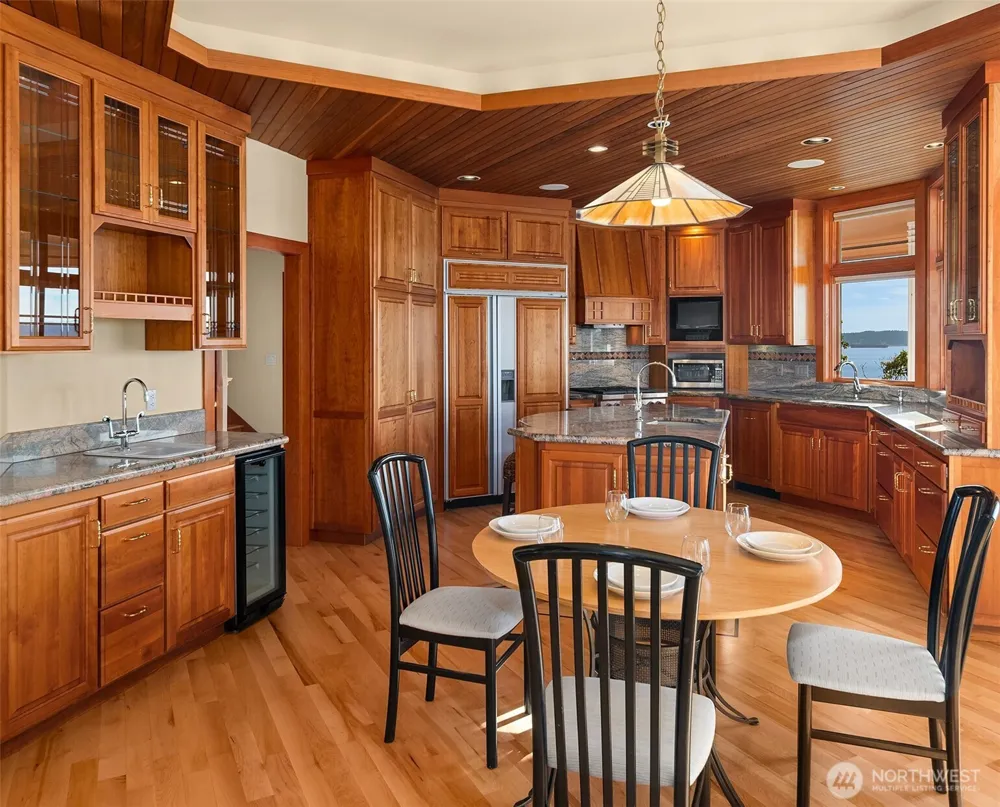 8204 East Side Drive NE Tacoma, WA 98422
