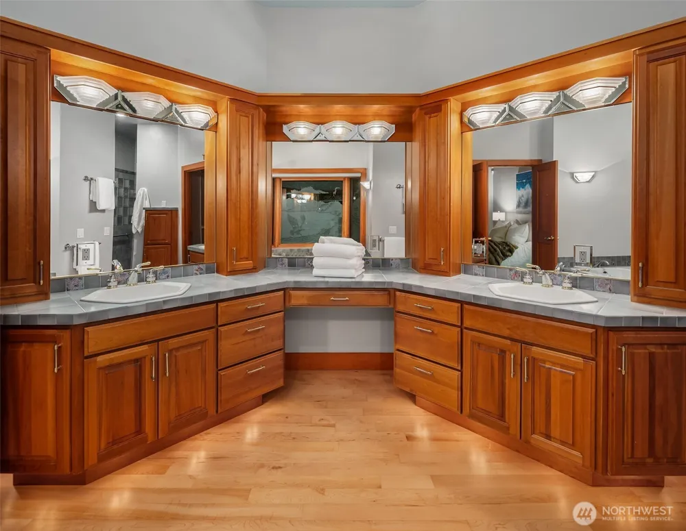 8204 East Side Drive NE Tacoma, WA 98422