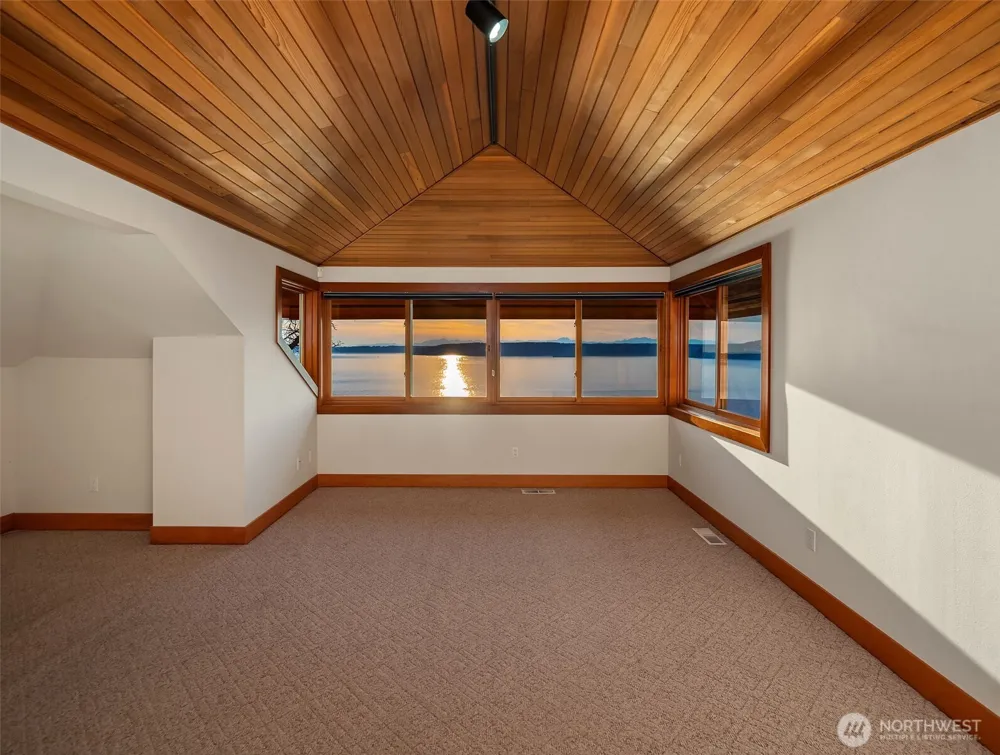 8204 East Side Drive NE Tacoma, WA 98422