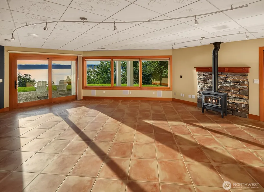 8204 East Side Drive NE Tacoma, WA 98422