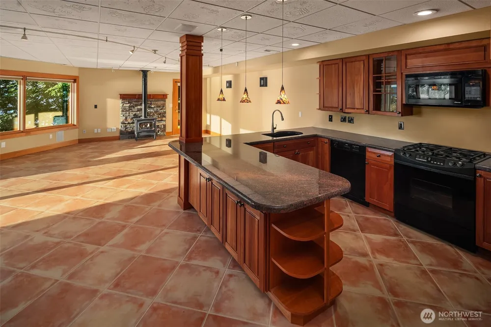 8204 East Side Drive NE Tacoma, WA 98422
