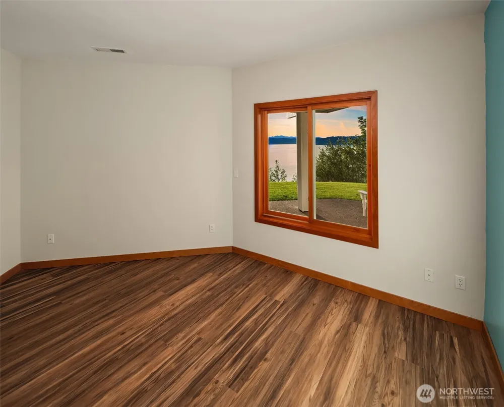 8204 East Side Drive NE Tacoma, WA 98422
