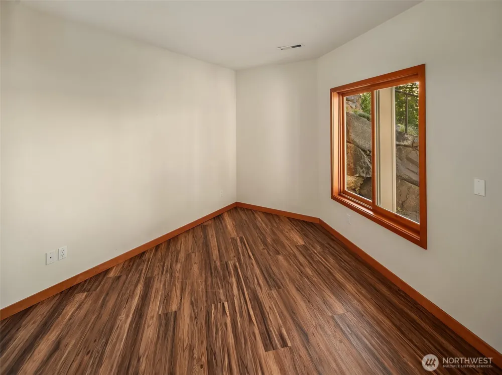 8204 East Side Drive NE Tacoma, WA 98422