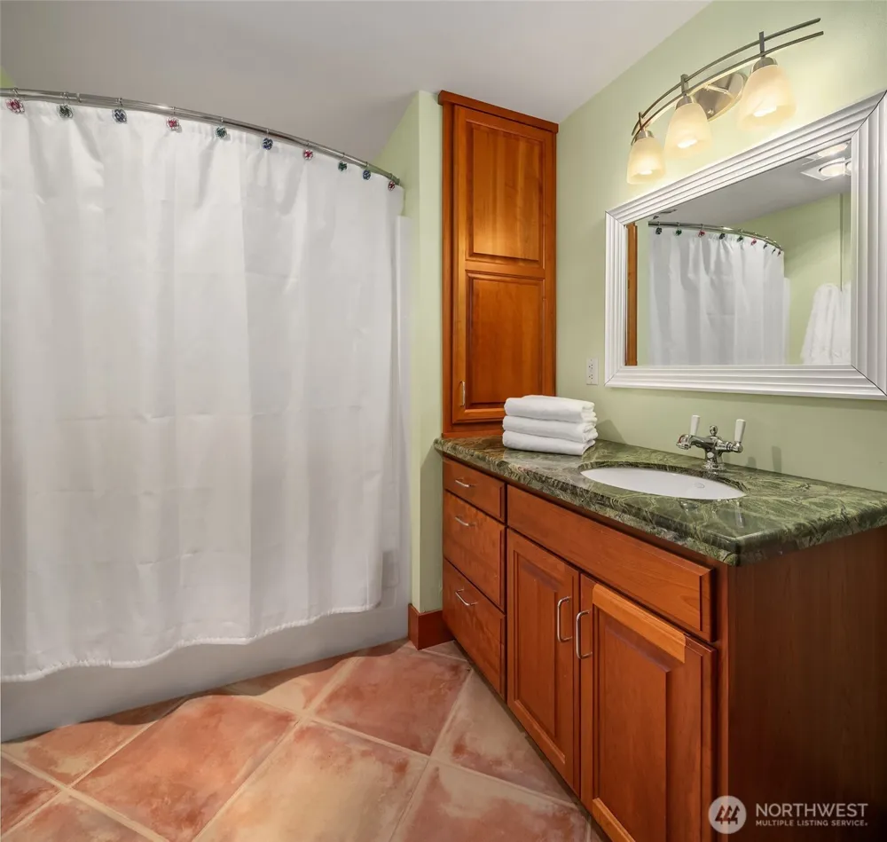 8204 East Side Drive NE Tacoma, WA 98422
