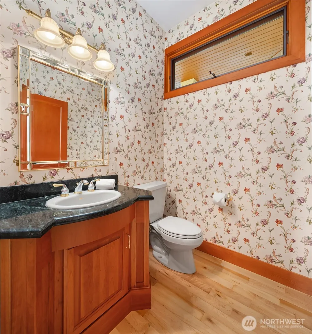 8204 East Side Drive NE Tacoma, WA 98422
