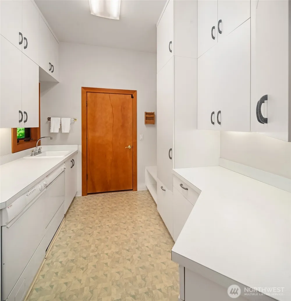 8204 East Side Drive NE Tacoma, WA 98422