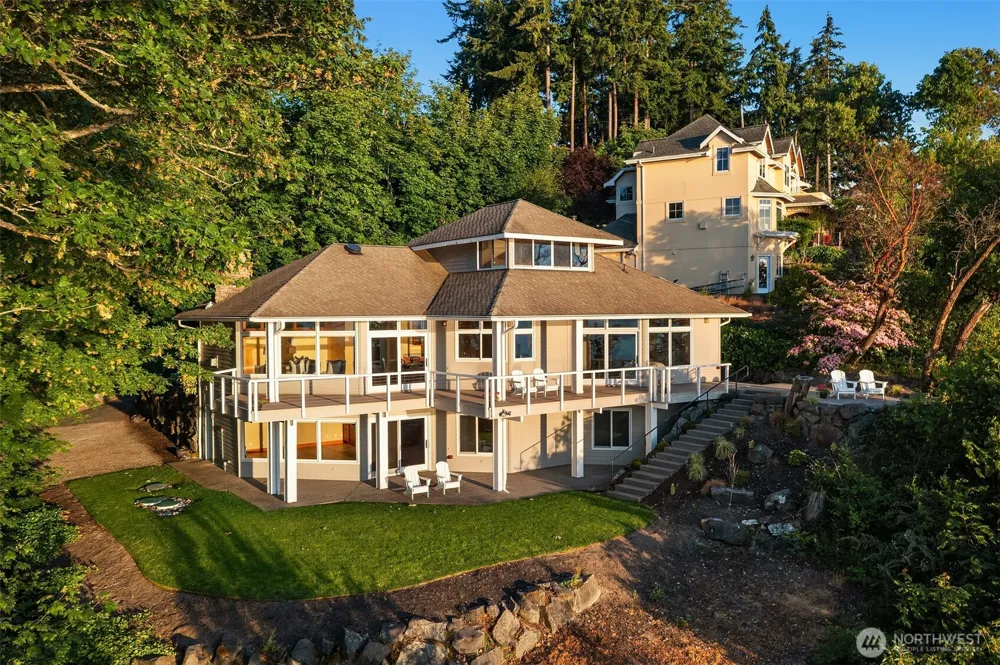 8204 East Side Drive NE Tacoma, WA 98422