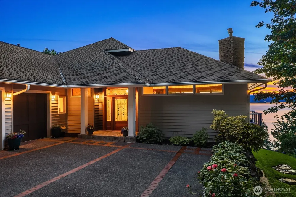 8204 East Side Drive NE Tacoma, WA 98422