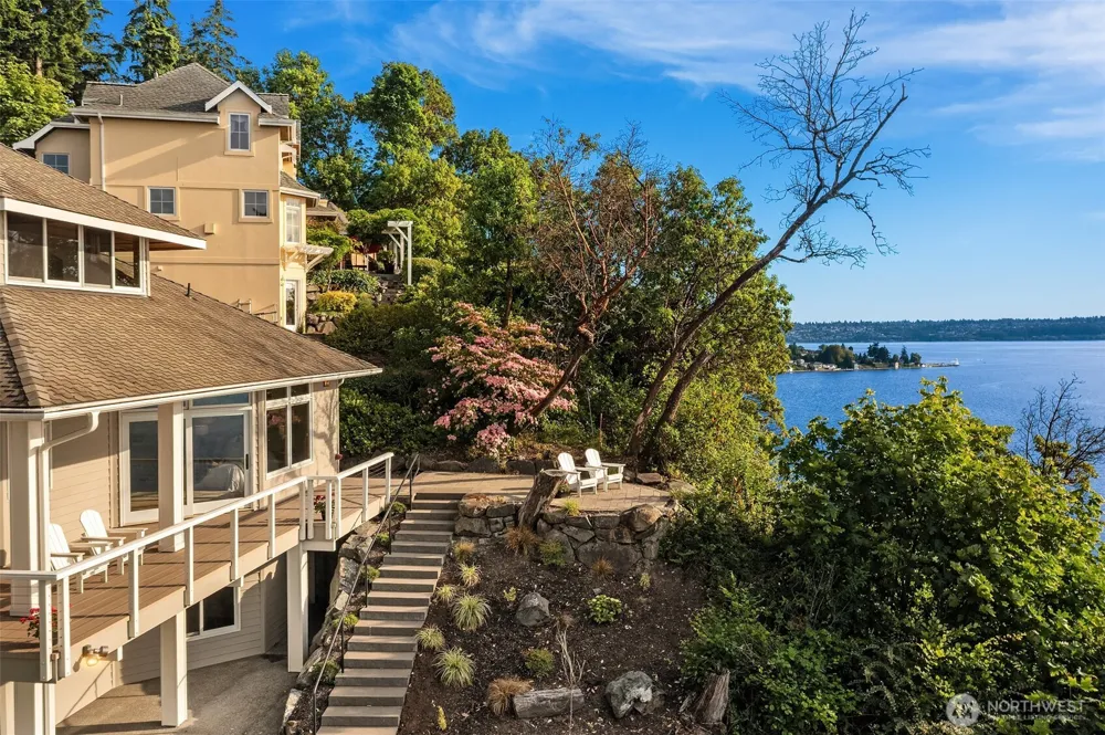 8204 East Side Drive NE Tacoma, WA 98422