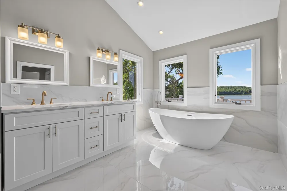 35 Adams Avenue Bayville, NY 11709