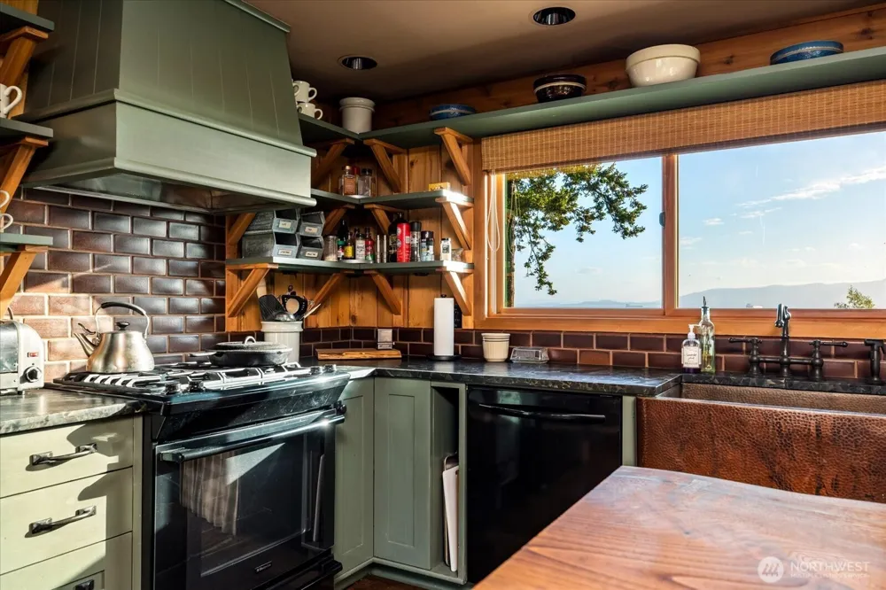5837 Ambleside Loop Anacortes, WA 98221