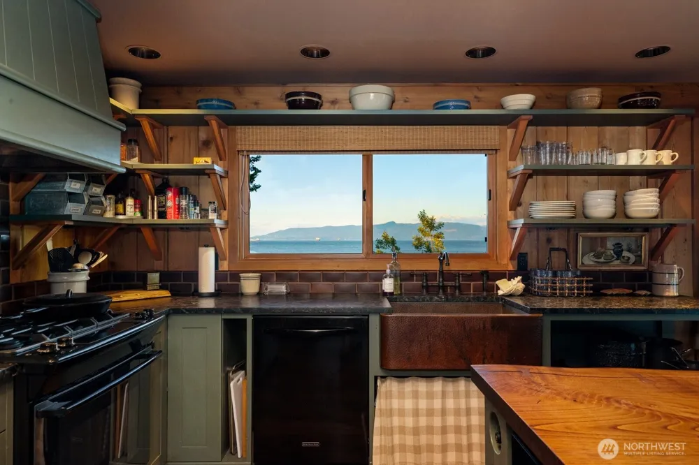 5837 Ambleside Loop Anacortes, WA 98221