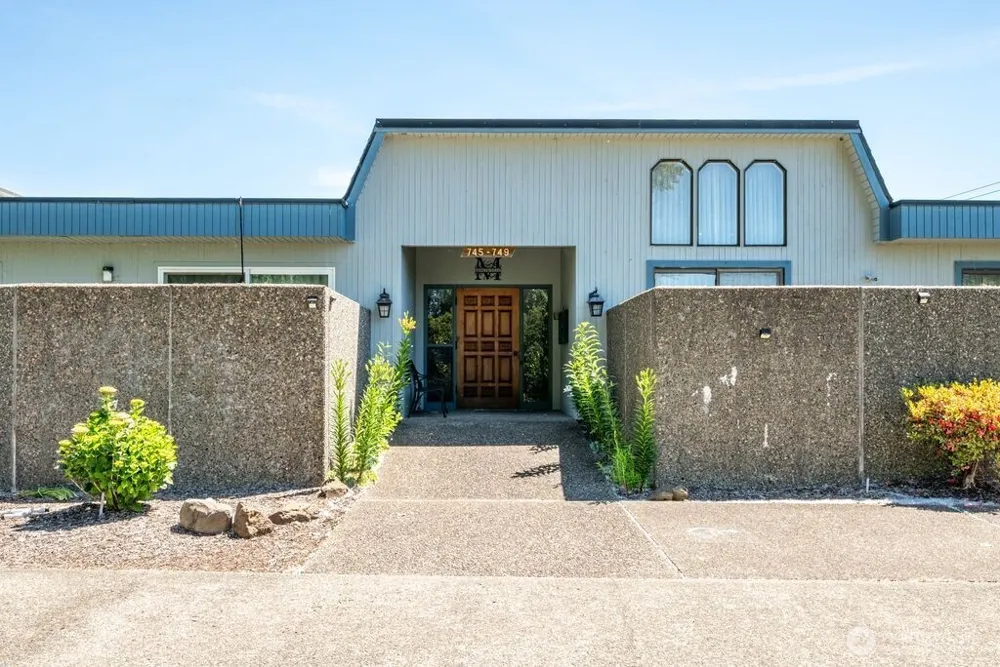 745 Marine View Drive Longview, WA 98632