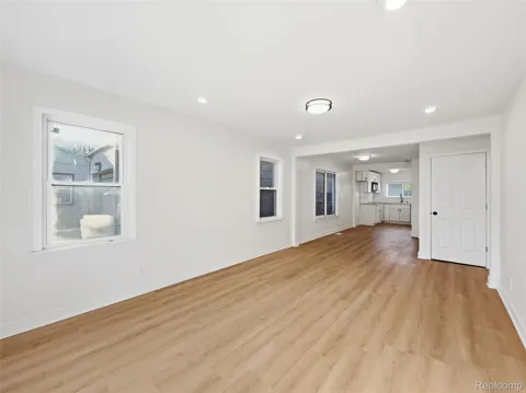329 W Muir Avenue