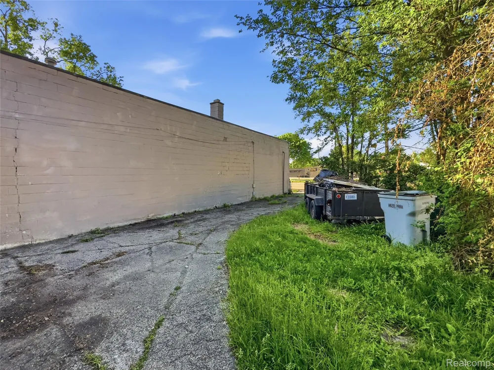 329 W Muir Avenue Hazel Park City, MI 48030