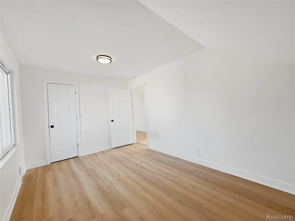 329 W Muir Avenue Hazel Park City, MI 48030