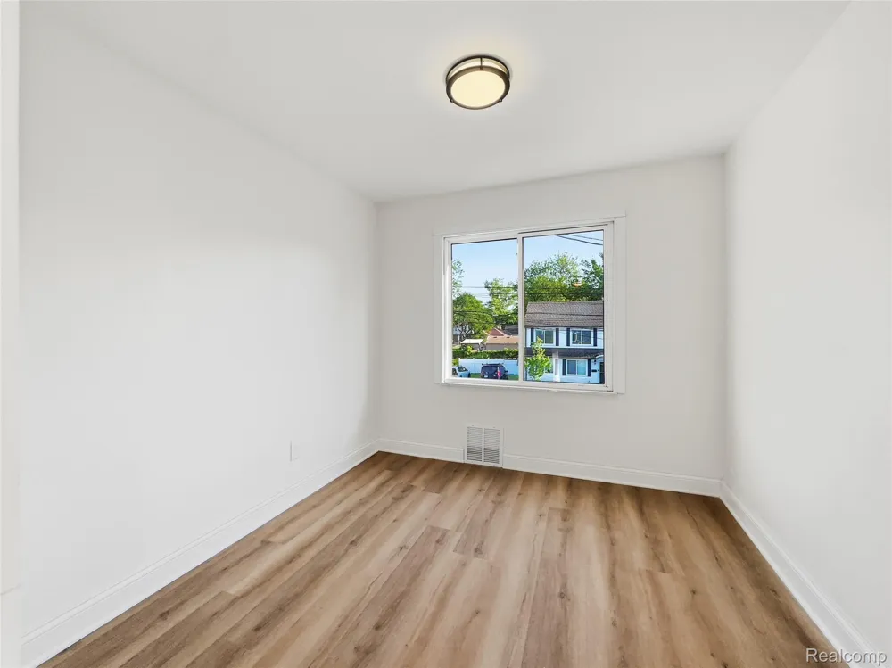 329 W Muir Avenue Hazel Park City, MI 48030