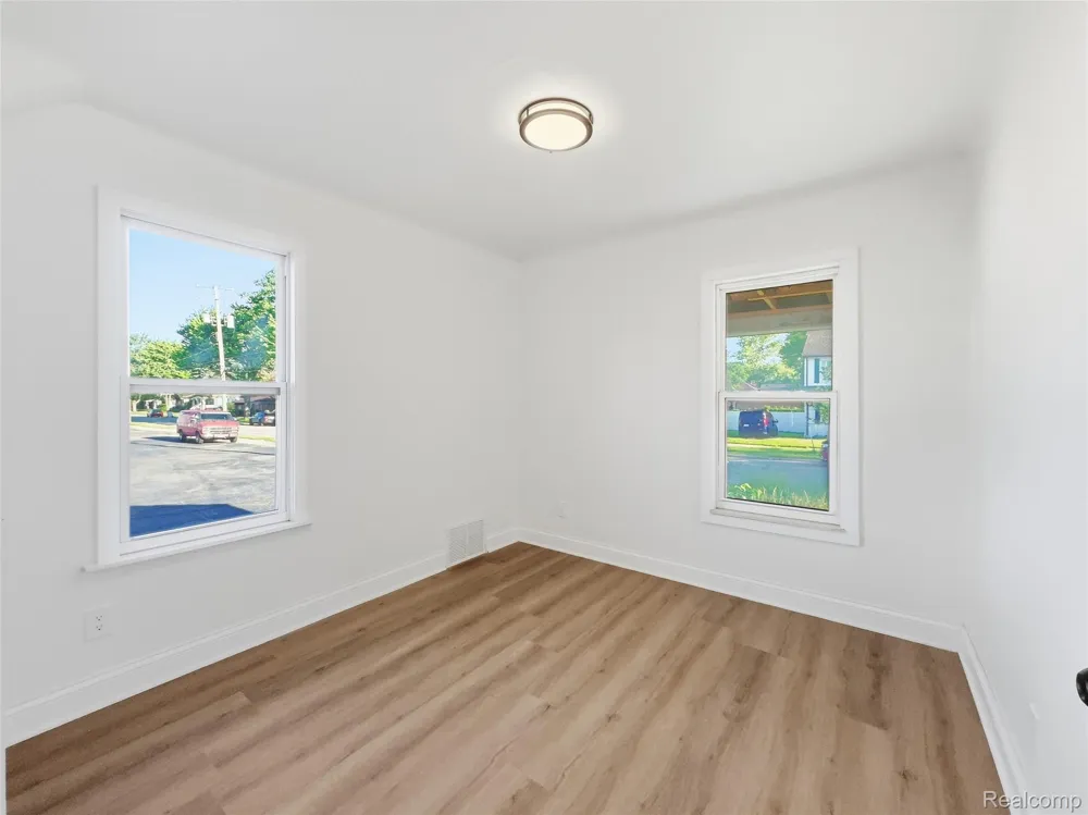 329 W Muir Avenue Hazel Park City, MI 48030