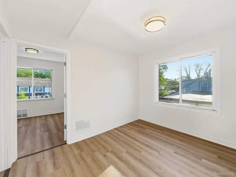 329 W Muir Avenue Hazel Park City, MI 48030