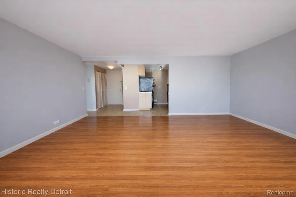1300 E Lafayette #905 Detroit City, MI 48207