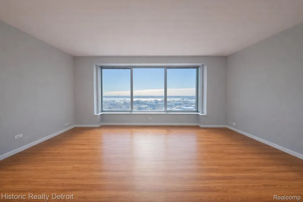 1300 E Lafayette #905 Detroit City, MI 48207